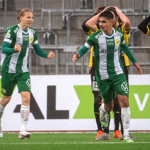 Aimar firar ett mål i Hammarby-tröja tillsammans med en lagkamrat.