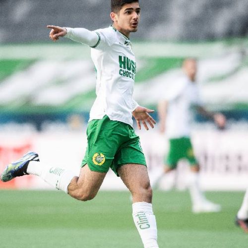 Målgest i Hammarby: Aimar visar sin glädje efter ett lyckat anfall i Hammarbytröjan – en spelare med passion och driv.